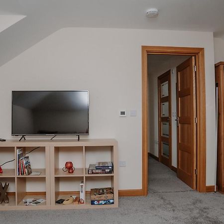 Lovely New 1 Bedroom Loft Apartment With On Drive Parking 特罗布里奇 外观 照片