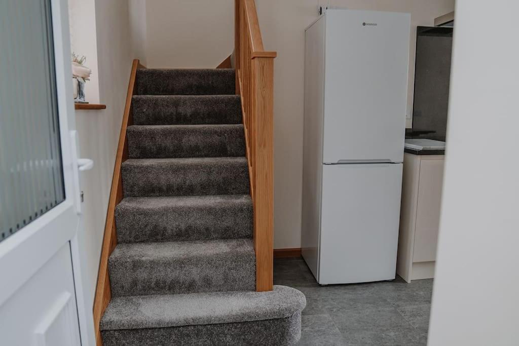 Lovely New 1 Bedroom Loft Apartment With On Drive Parking 特罗布里奇 外观 照片