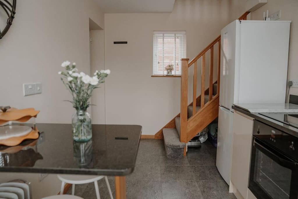 Lovely New 1 Bedroom Loft Apartment With On Drive Parking 特罗布里奇 外观 照片