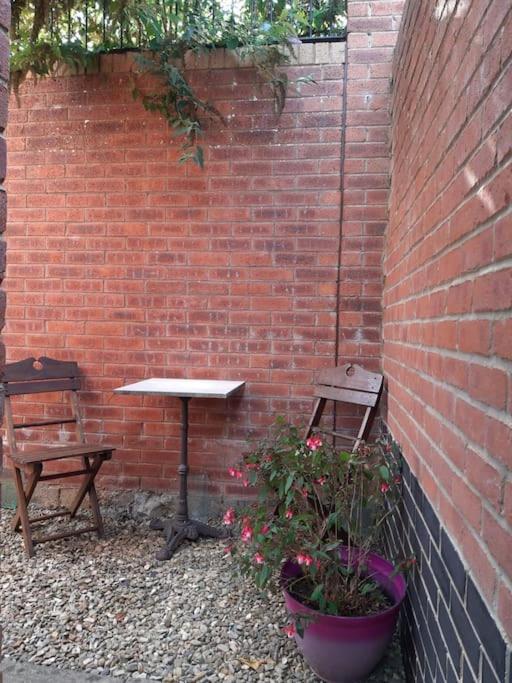 Lovely New 1 Bedroom Loft Apartment With On Drive Parking 特罗布里奇 外观 照片