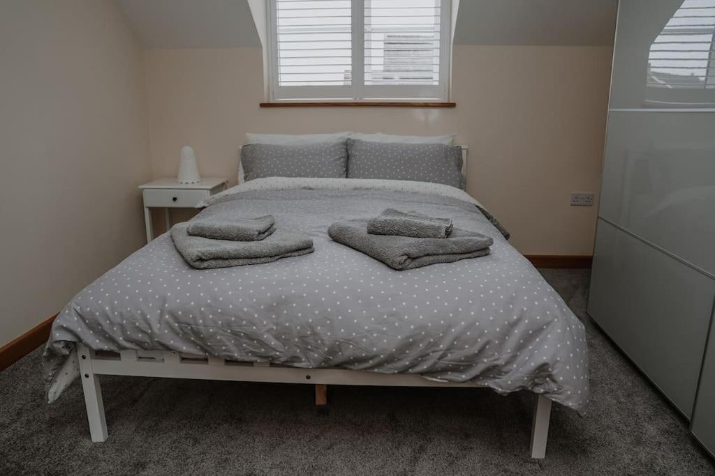 Lovely New 1 Bedroom Loft Apartment With On Drive Parking 特罗布里奇 外观 照片