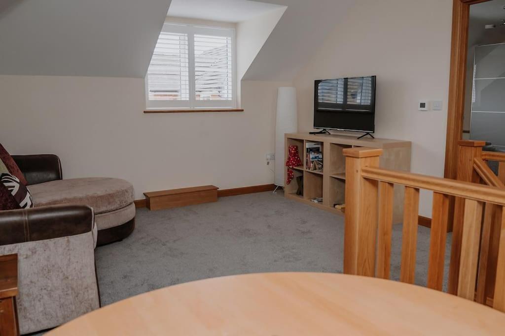 Lovely New 1 Bedroom Loft Apartment With On Drive Parking 特罗布里奇 外观 照片