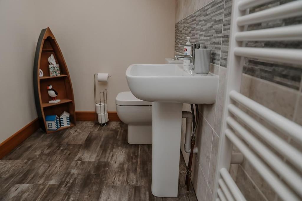 Lovely New 1 Bedroom Loft Apartment With On Drive Parking 特罗布里奇 外观 照片