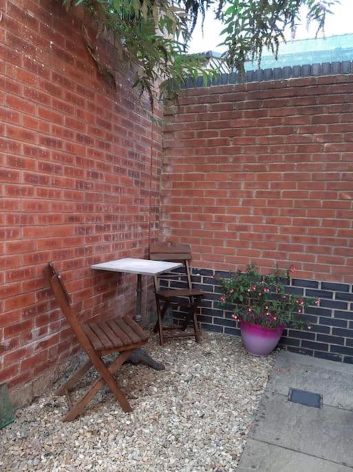 Lovely New 1 Bedroom Loft Apartment With On Drive Parking 特罗布里奇 外观 照片